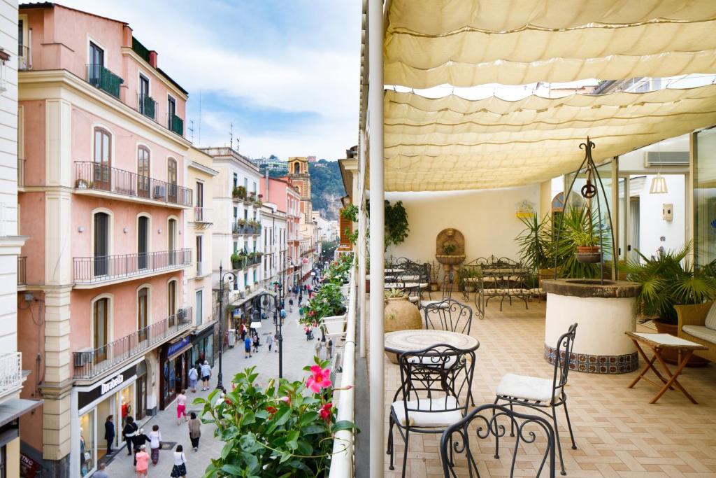 een balkon met uitzicht op een stadsstraat bij Hotel Del Corso in Sorrento