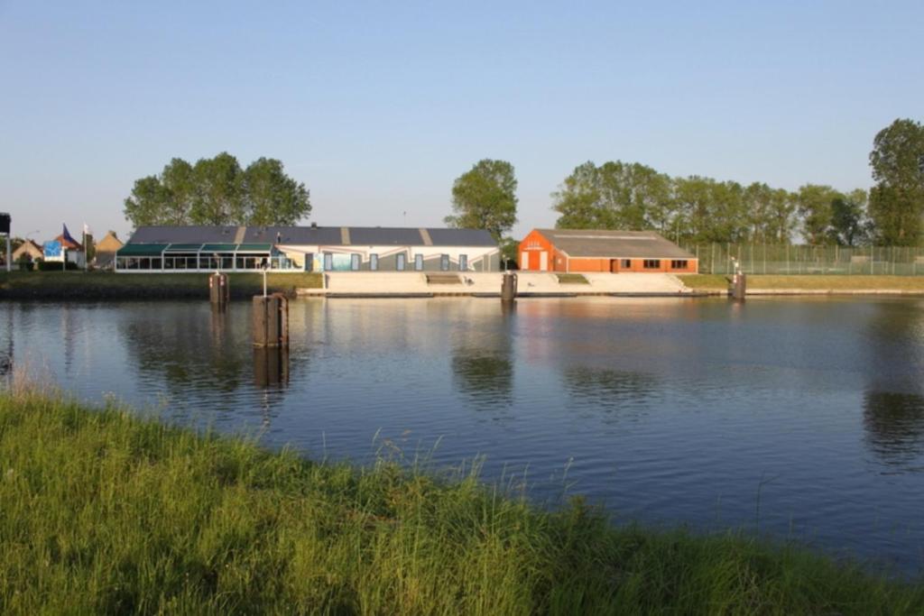 Výhled na řeku, která protéká v blízkosti hostelu