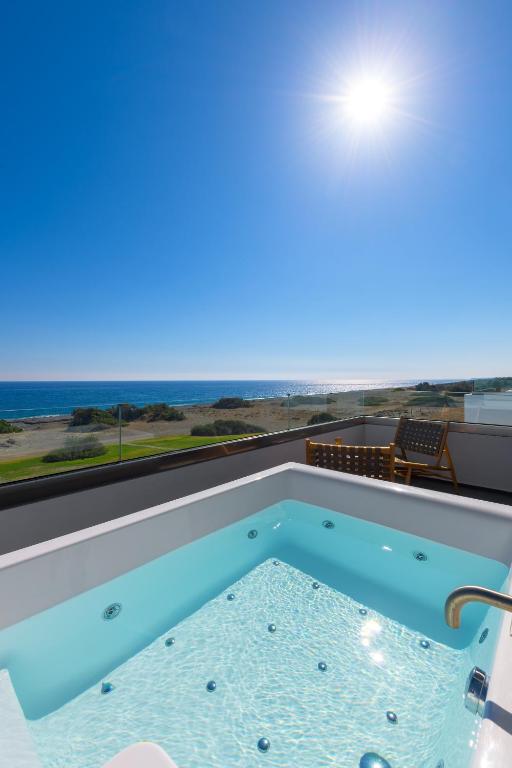 Bazén v ubytovaní Albatross Beach Front Villas alebo v jeho blízkosti