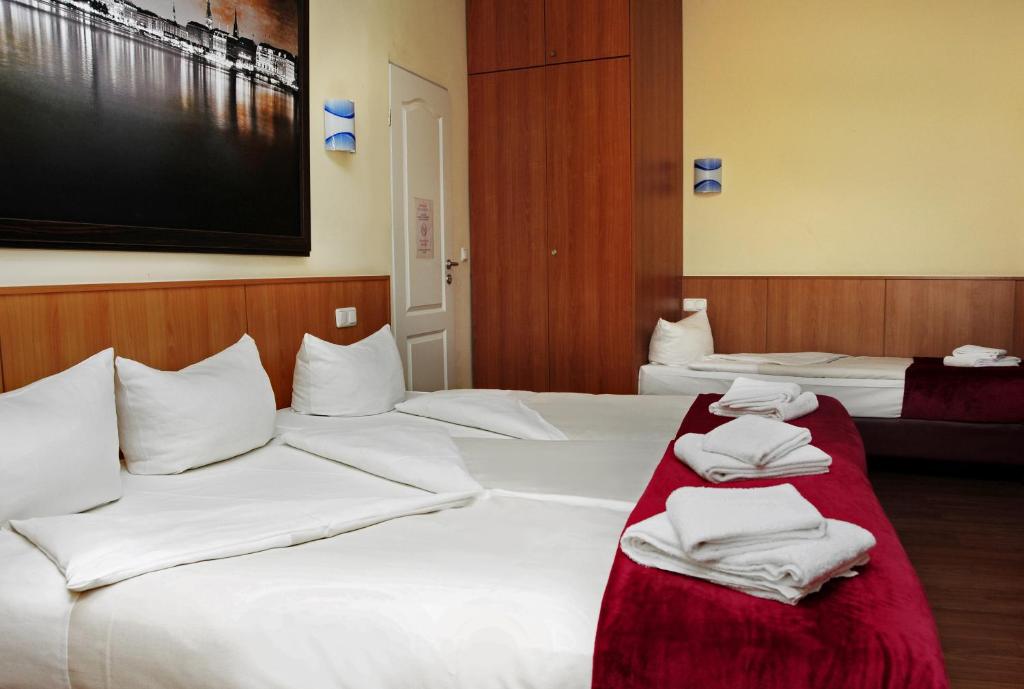 a hotel room with two beds with white towels on them at Altan Hotel in Hamburg