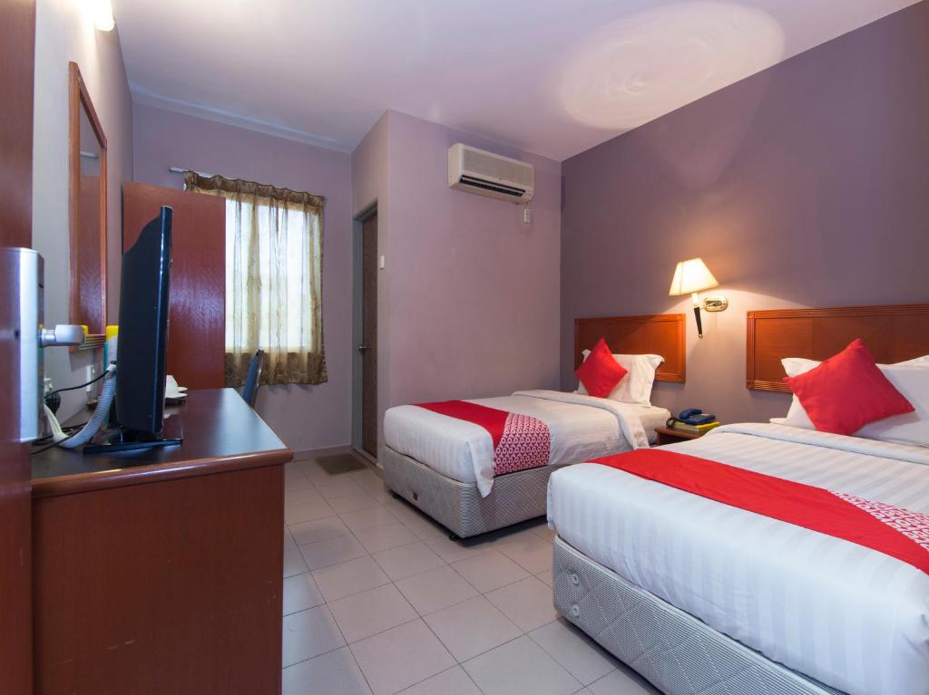 a hotel room with two beds and a flat screen tv at Super OYO 484 Comfort Hotel Kapar in Klang