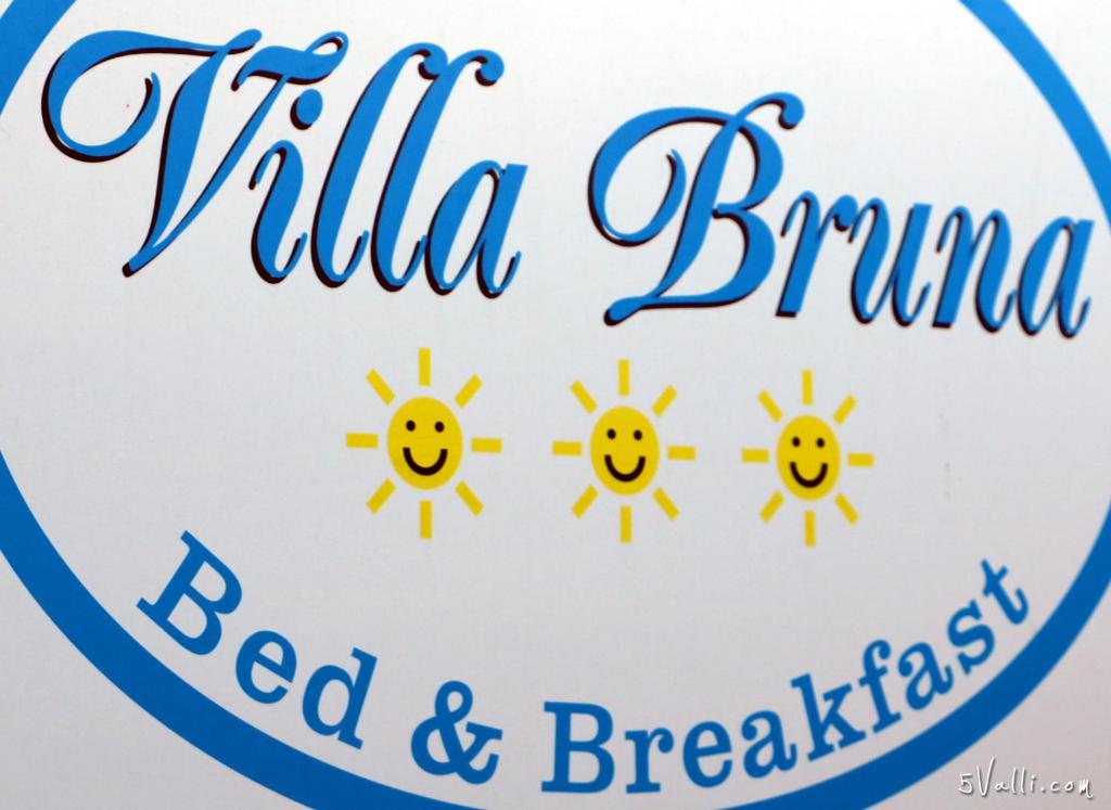 un signo para la comida y el desayuno de ailla bantam en Villa Bruna B&B, en San Remo