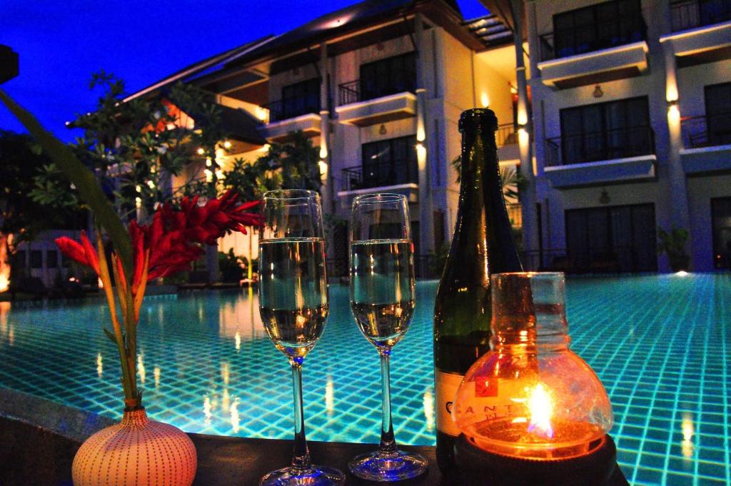 Bazén v ubytování Navatara Phuket Resort nebo v jeho okolí