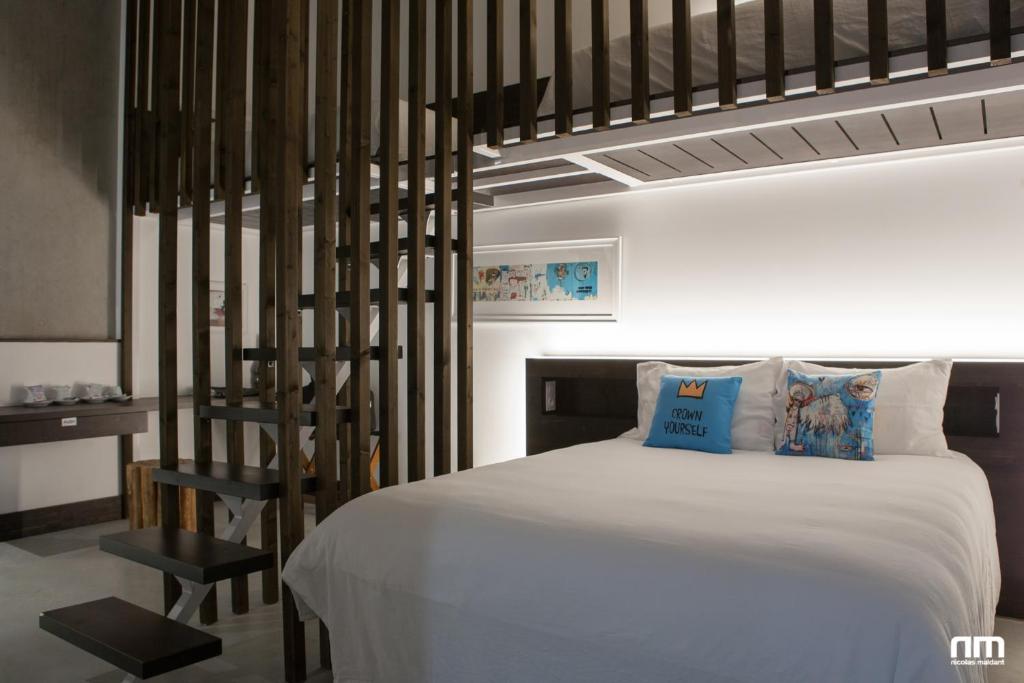 Postel nebo postele na pokoji v ubytování Le B Complexe Hôtel