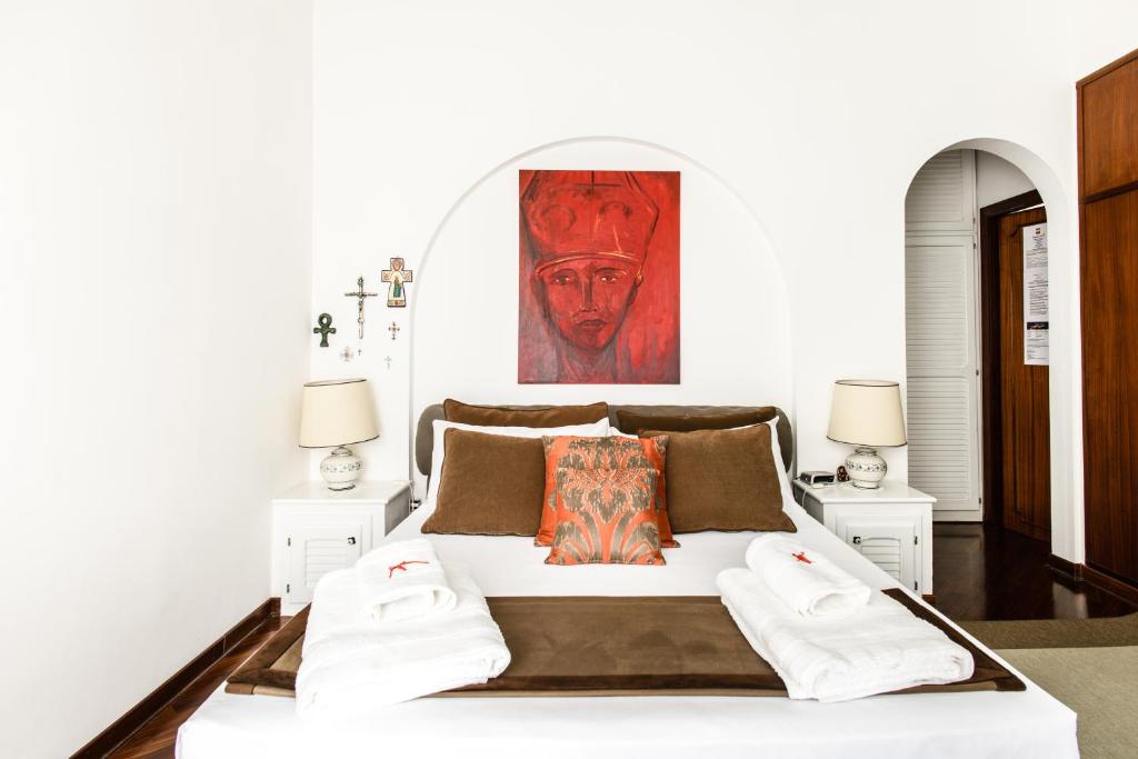 - une chambre avec un lit orné d'une peinture murale dans l'établissement Casa Valeria, à Naples