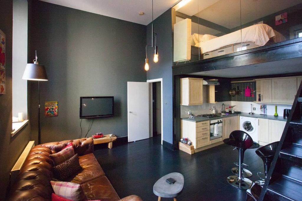 Stunning, bright loft apartment with free parking
