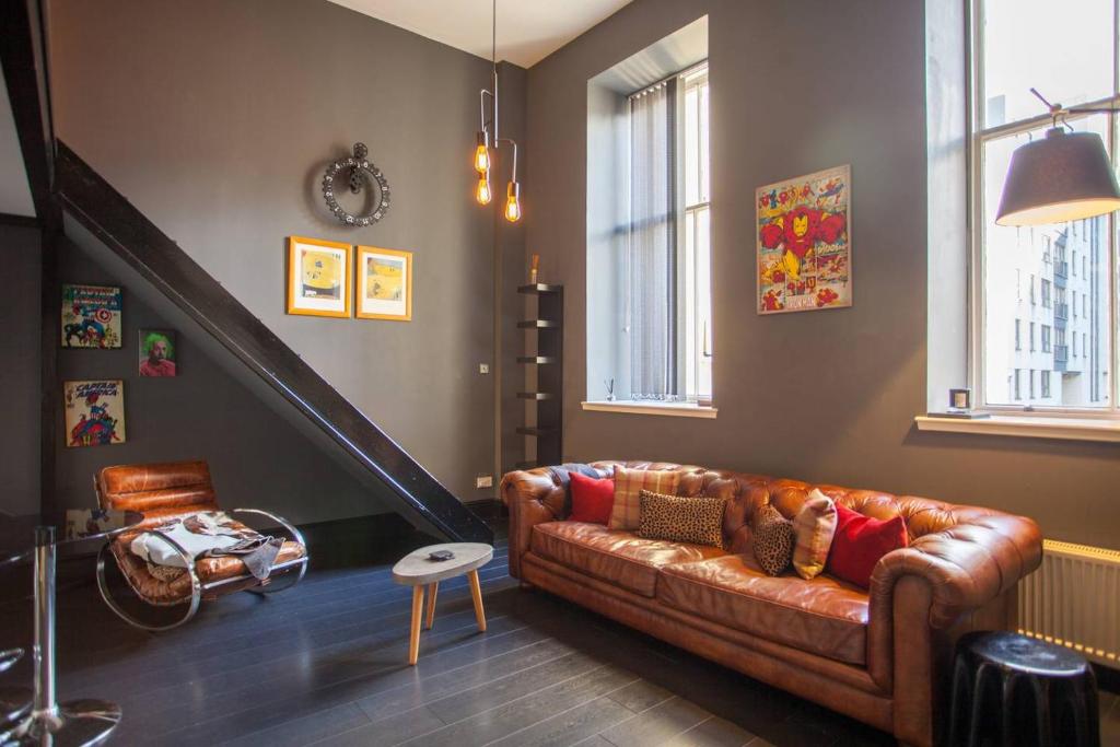 Stunning, bright loft apartment with free parking