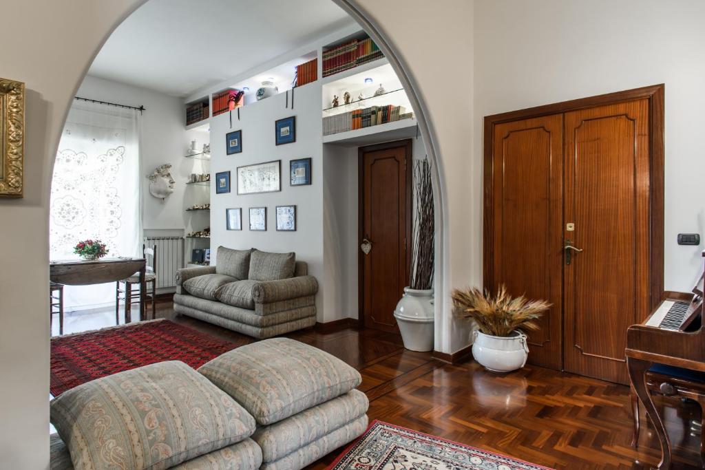 salon z kanapą i pianinem w obiekcie Casa Valeria w mieście Neapol