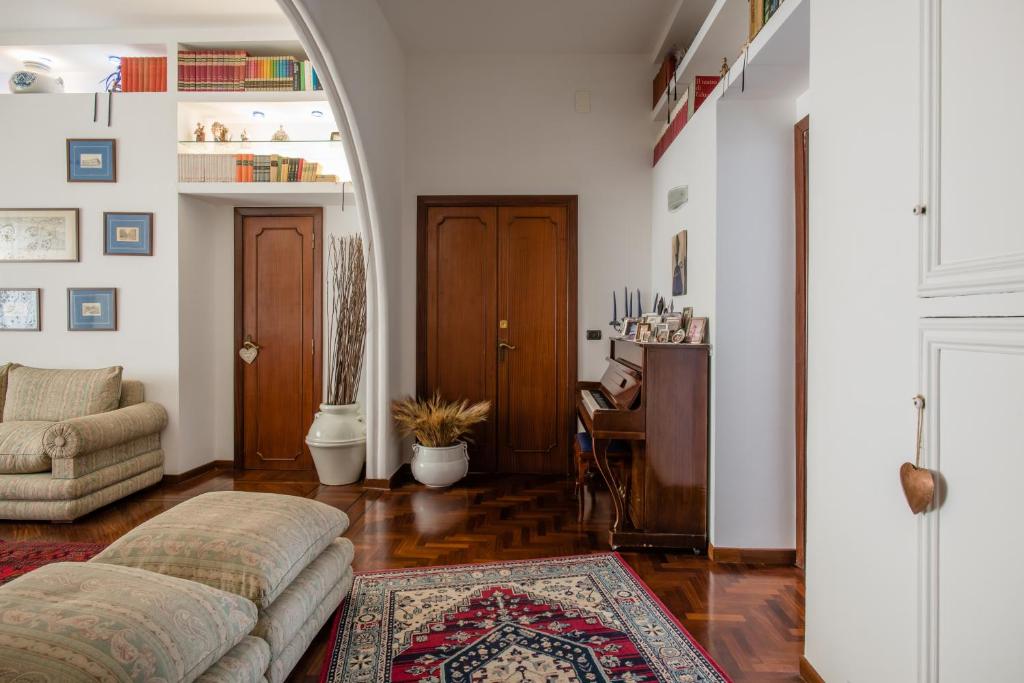 salon z kanapą i krzesłem w obiekcie Casa Valeria w mieście Neapol