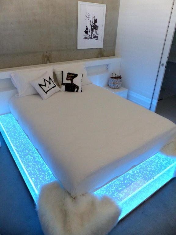 Postel nebo postele na pokoji v ubytování Le B Complexe Hôtel