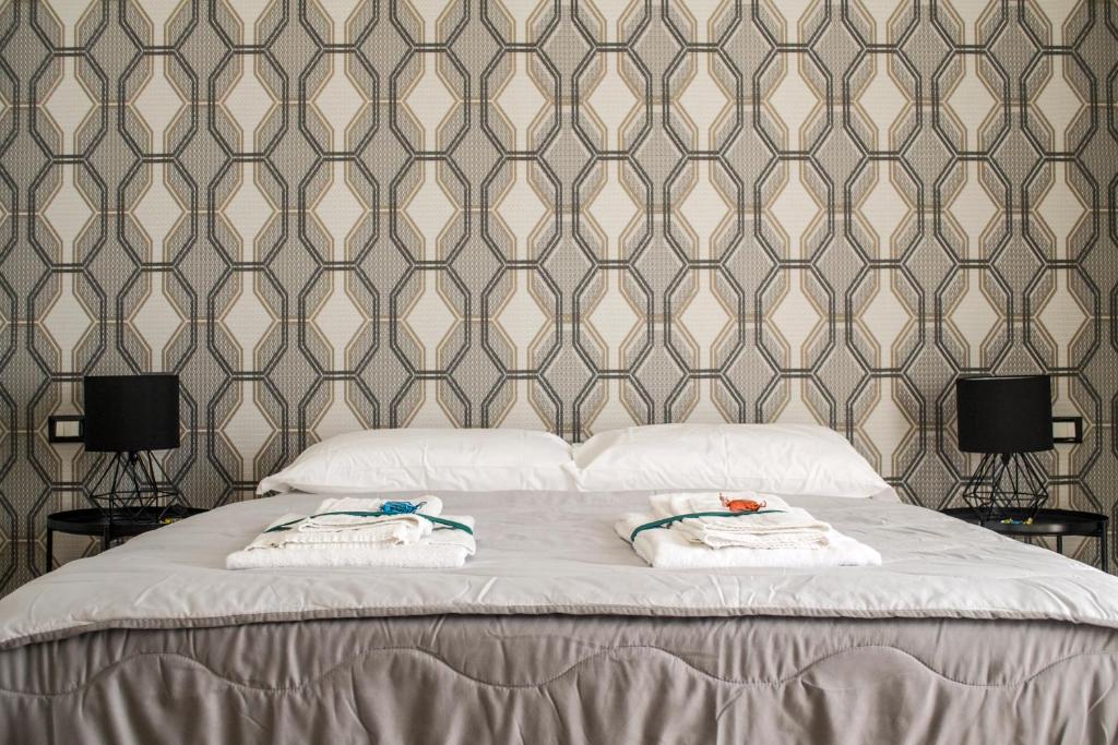 a bedroom with a bed with two towels on it at Panoramica dei Templi B&B in Agrigento