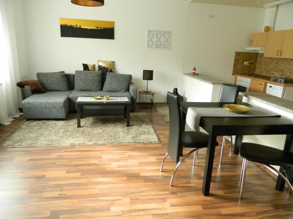 ein Wohnzimmer mit einem Sofa und einem Tisch in der Unterkunft Unter den Linden in Halbe