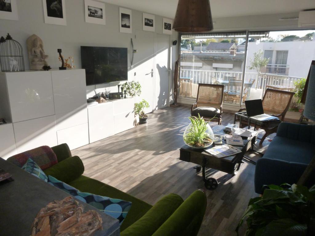 TV a/nebo společenská místnost v ubytování 1 Chambre, 1 P'tit dèj', 1 Sourire
