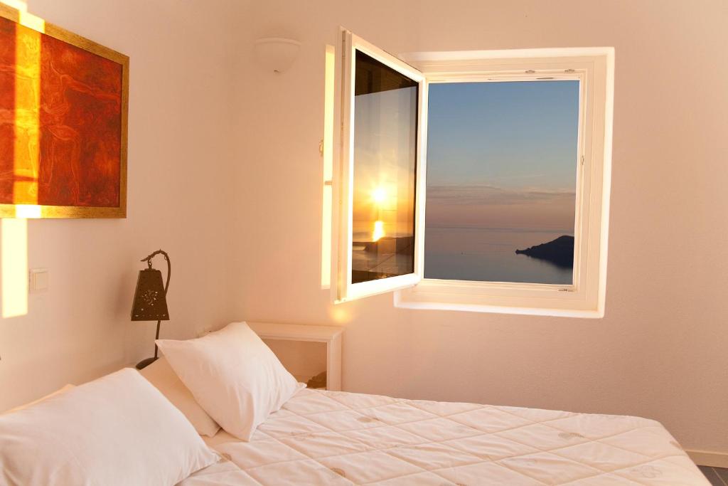 Łóżko lub łóżka w pokoju w obiekcie Whitedeck Santorini