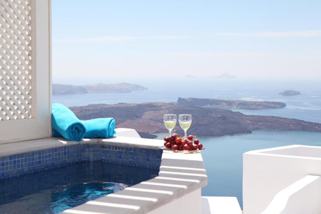 basen z dwoma kieliszkami wina w obiekcie Whitedeck Santorini w Imerovíglion