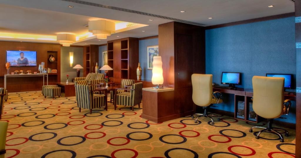 TV a/nebo společenská místnost v ubytování Oceanic Khorfakkan Resort & Spa