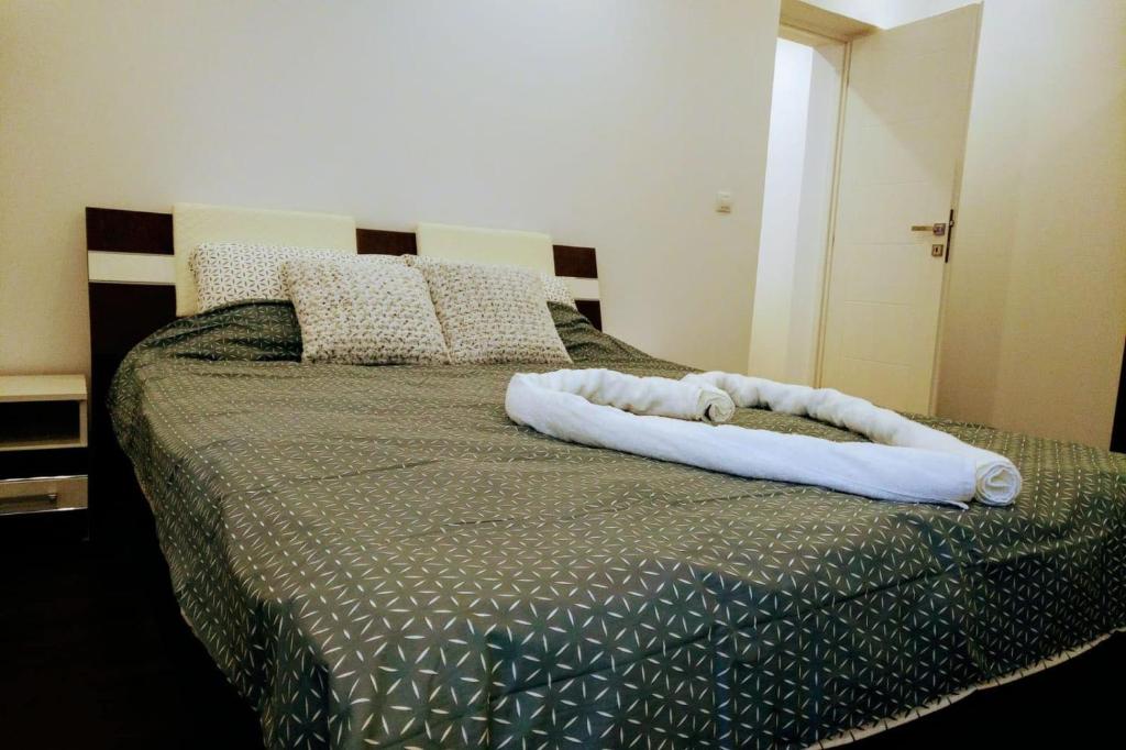 een bed met een witte deken erop bij Luxury Accommodation Republicii in Braşov