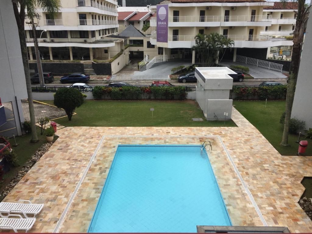 uma piscina vazia em frente a um edifício em Apto 2suítes 30m da praia em Florianópolis