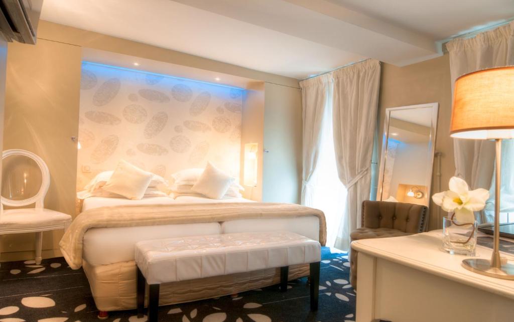 Postel nebo postele na pokoji v ubytování Hotel Ile de France Opéra
