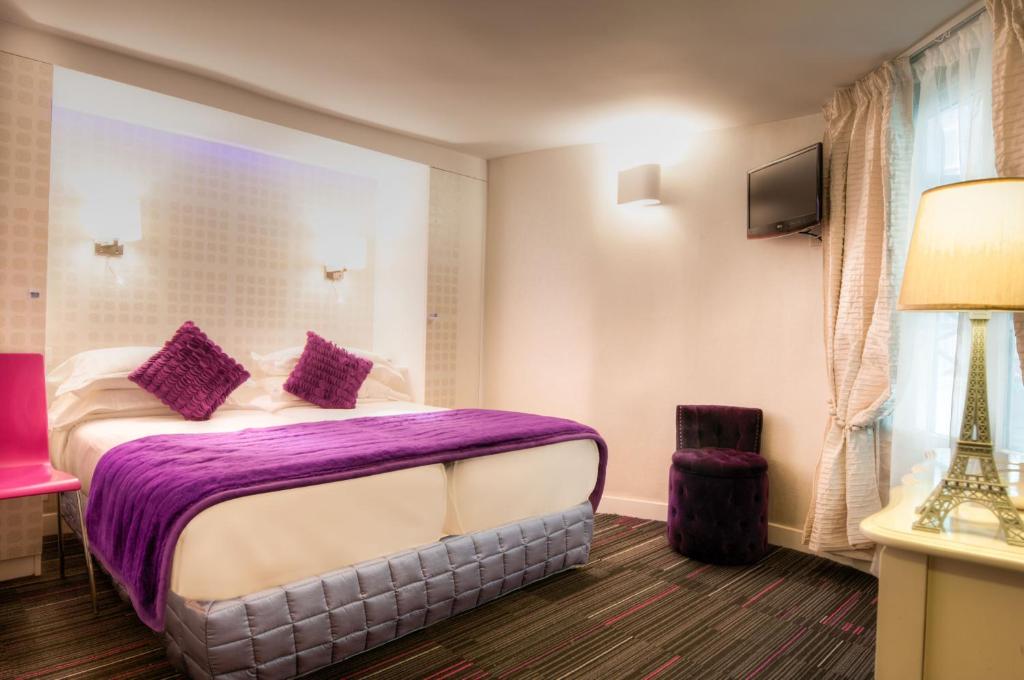 Postel nebo postele na pokoji v ubytování Hotel Ile de France Opéra