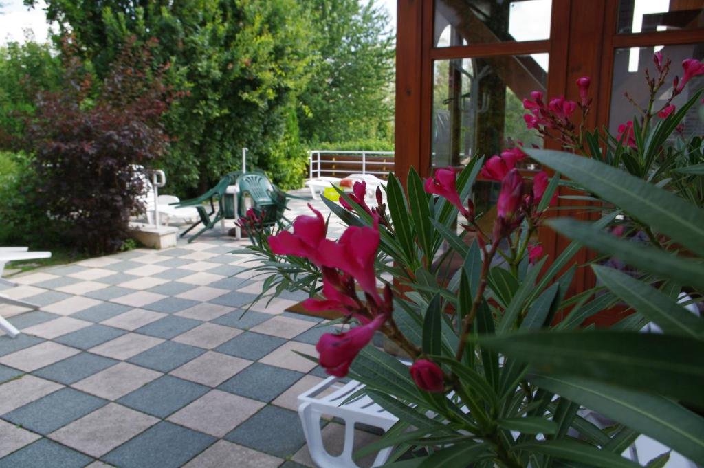 Vonkajšia záhrada v ubytovaní Ágnes Hotel