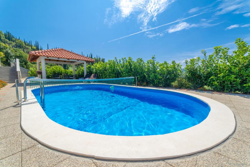 einen Pool im Hinterhof mit Pavillon in der Unterkunft Villa Vrelo in Gruda