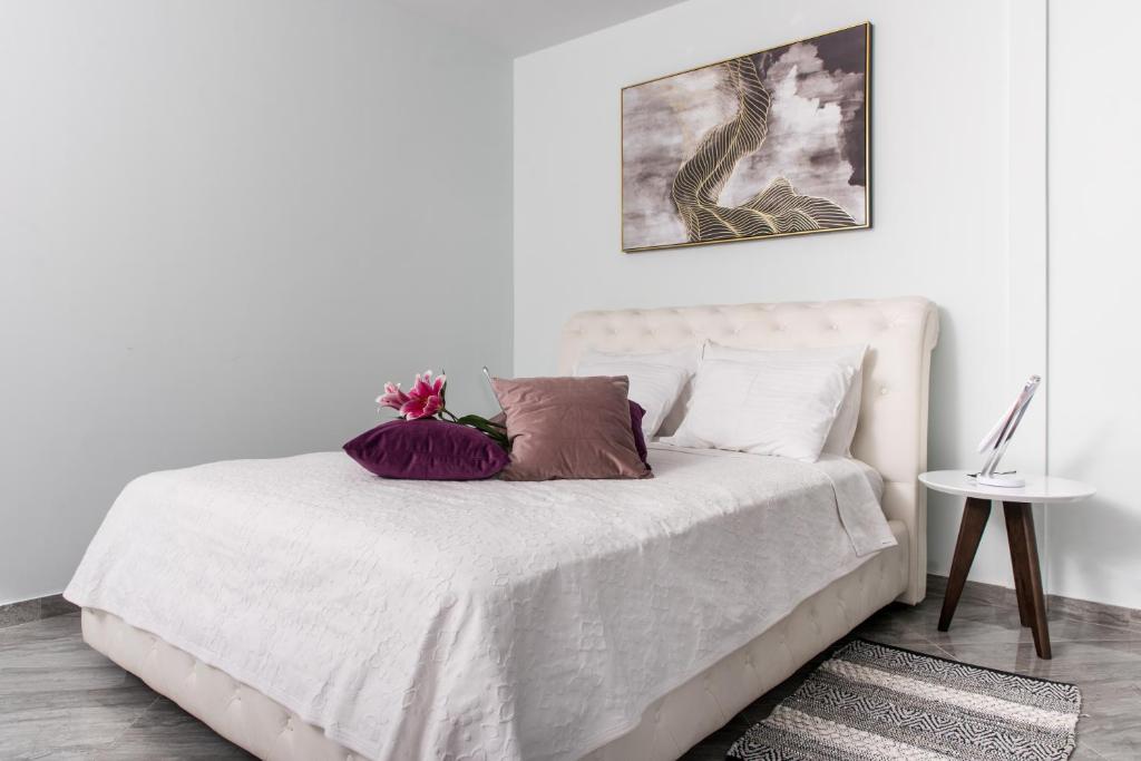 Postel nebo postele na pokoji v ubytování Mesogios House Suites