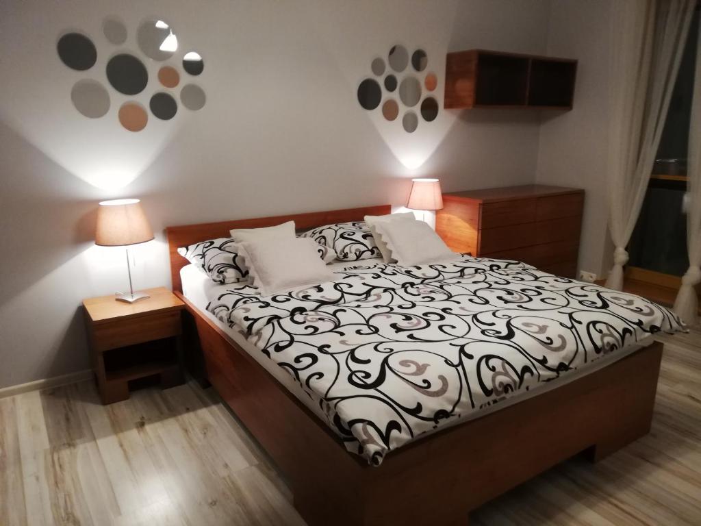 - une chambre avec un lit, 2 tables de nuit et 2 lampes dans l'établissement SAS Apartamenty "Sapphire", à Szczecin