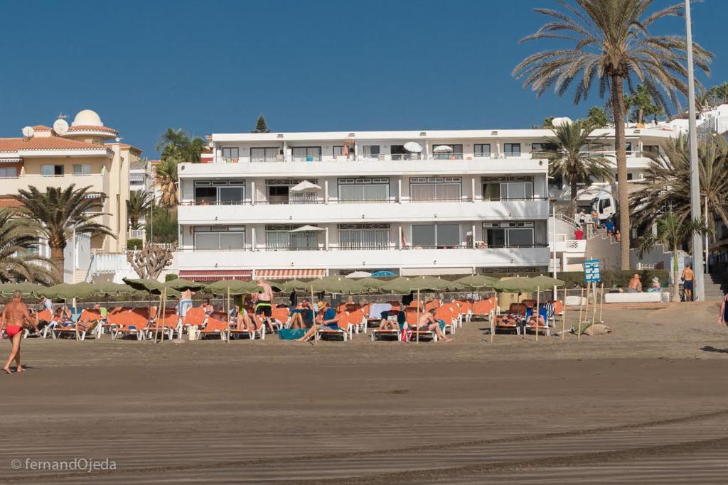 サンアグスティンにあるFirst Line Seasideのビーチ沿いのホテル