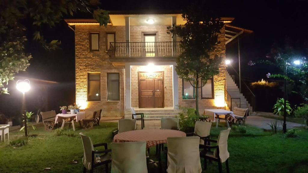 サパンジャにあるSapanca Atlı Köşk Konaklamaの夜の家の前のテーブルと椅子