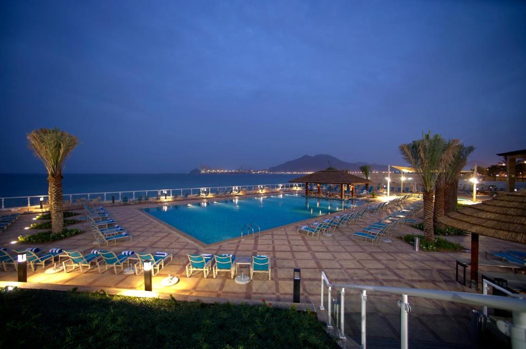 Bazén v ubytování Oceanic Khorfakkan Resort & Spa nebo v jeho okolí