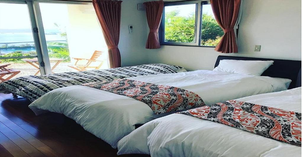 2 camas en una habitación con ventana en 220 Kouri Nakijin-son - Hotel / Vacation STAY 8713 en Nakijin