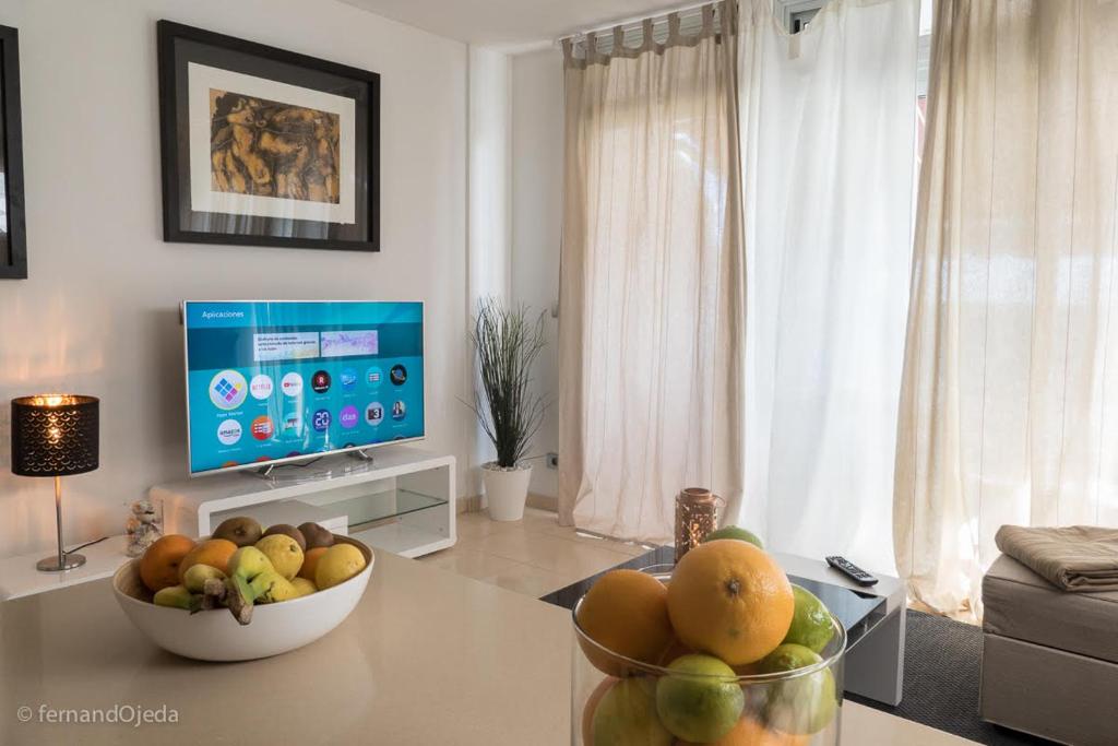 TV a/nebo společenská místnost v ubytování First Line Seaside