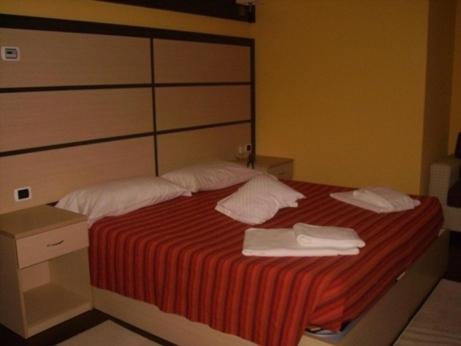 CarlazzoにあるHotel La Solitariaのベッドルーム1室(ベッド1台、タオル2枚付)