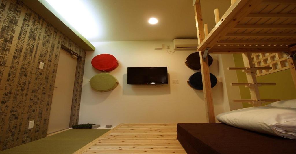 sypialnia z łóżkiem piętrowym i telewizorem na ścianie w obiekcie 41-2 Surugamachi - Hotel / Vacation STAY 8330 w mieście Nara
