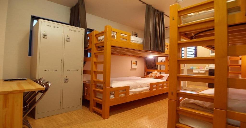 - une chambre avec des lits superposés et un bureau dans l'établissement 41-2 Surugamachi - Hotel / Vacation STAY 8338, à Nara