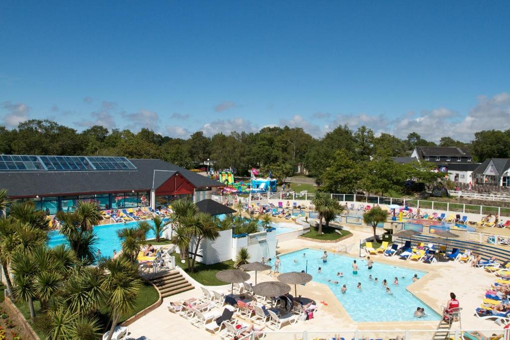 una vista aérea de una piscina en un complejo en Camping Officiel Siblu Domaine de Kerlann, en Pont-Aven