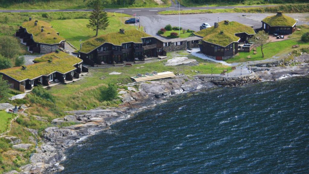 une vue aérienne sur une maison avec des toits de gazon dans l'établissement Brekkestranda Fjordhotel, à Brekke