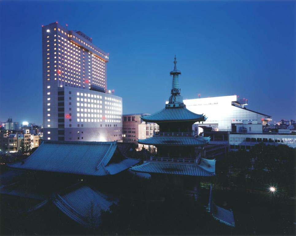 un edificio con una torre en una ciudad por la noche en Dai-ichi Hotel Ryogoku, en Tokio