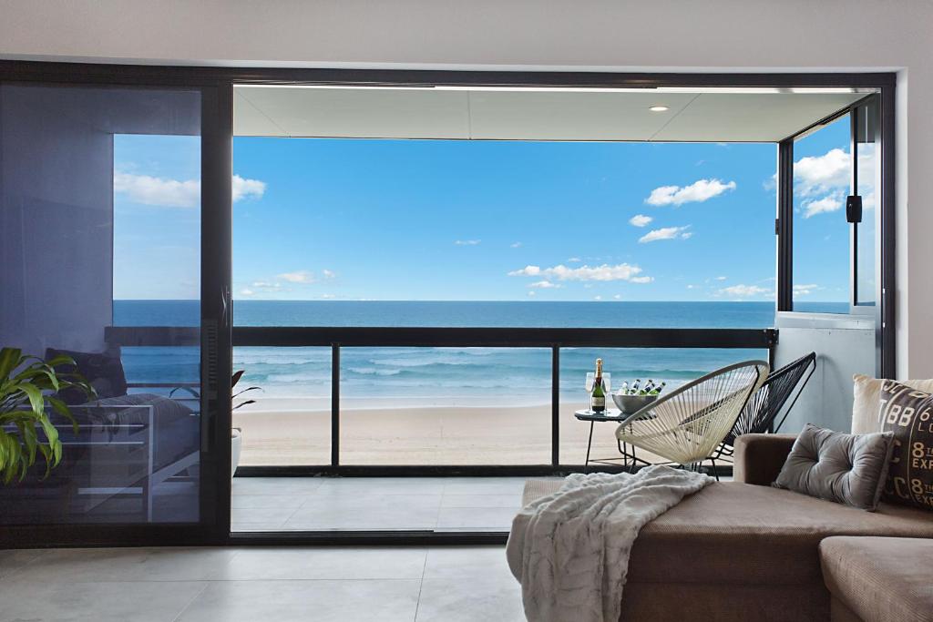 sala de estar con vistas a la playa en Absolute Beach Front Renovated 3 Bdrm 2 Bath App, en Gold Coast
