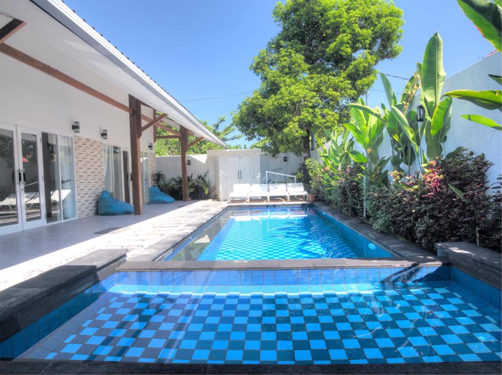 龍目島的住宿－海古那亞維拉旅館，一座房子后院的游泳池