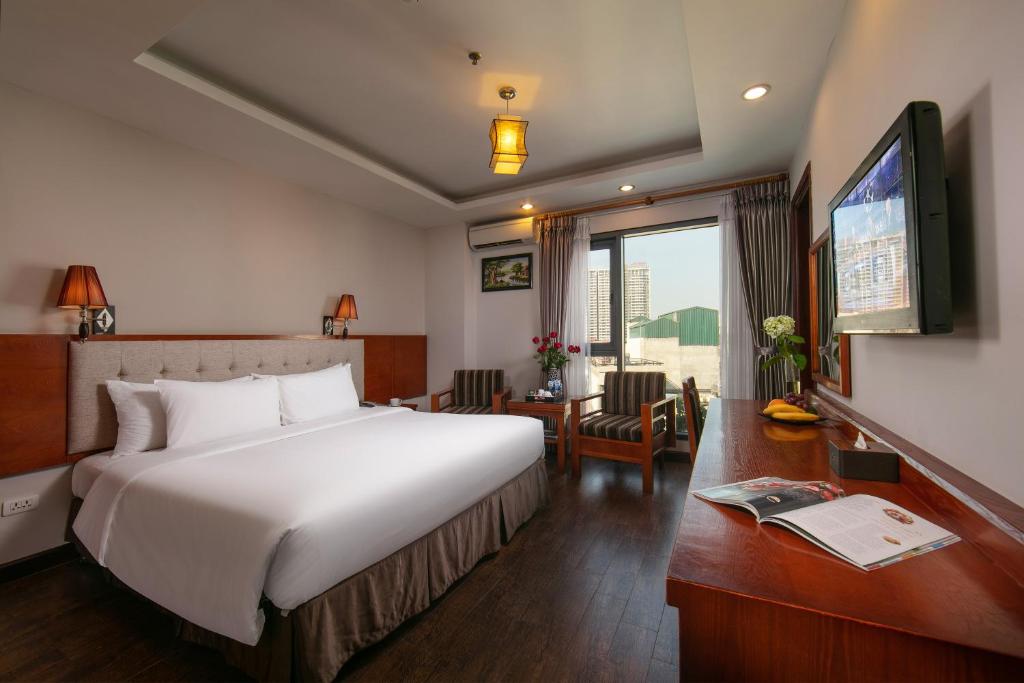 Giường trong phòng chung tại Sen Luxury Hotel - Managed by Sen Hotel Group