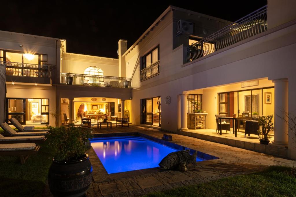 una casa con un gato junto a una piscina en Amery House, en Port Elizabeth