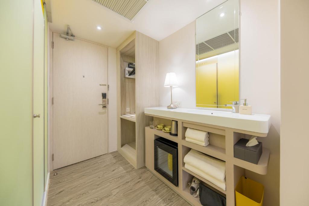 Koupelna v ubytování Yello Rooms Hotel Victory Monument