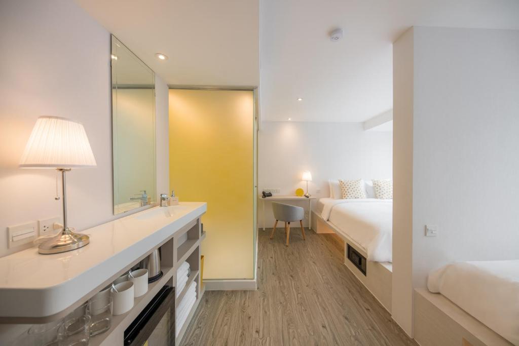 Postel nebo postele na pokoji v ubytování Yello Rooms Hotel Victory Monument