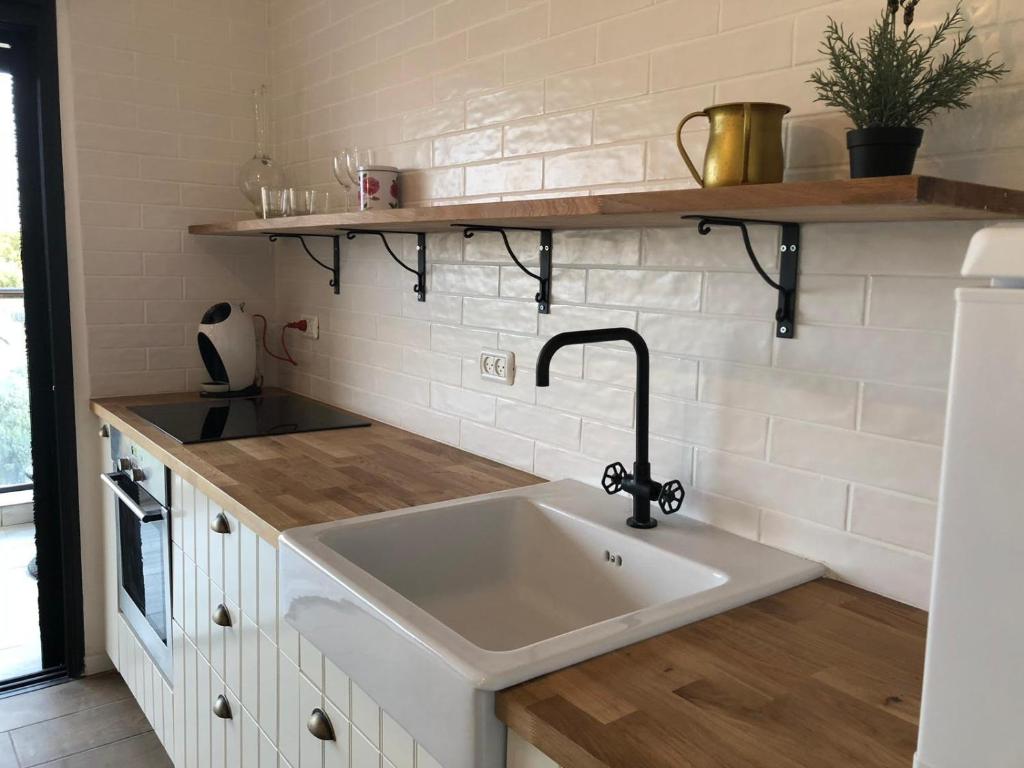 Stylish Apartment Near the Beach - отзывы и видео