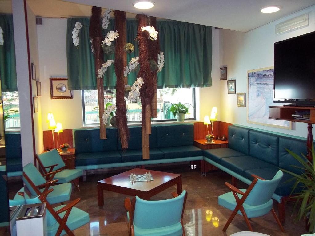 TV a/nebo společenská místnost v ubytování Hotel Rivabella