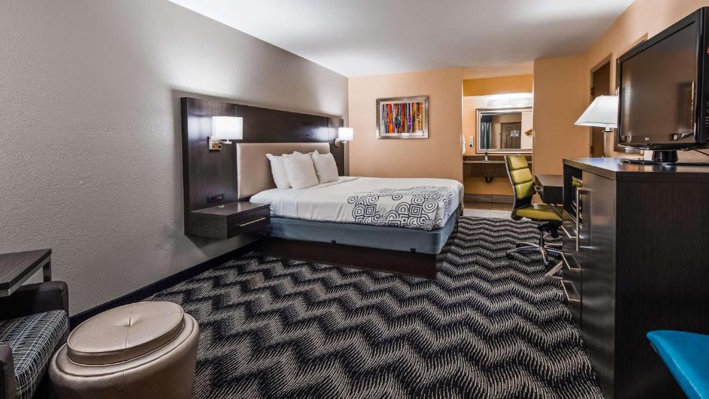 En eller flere senge i et værelse på Best Western Jacksonville near Little Rock Air Force Base