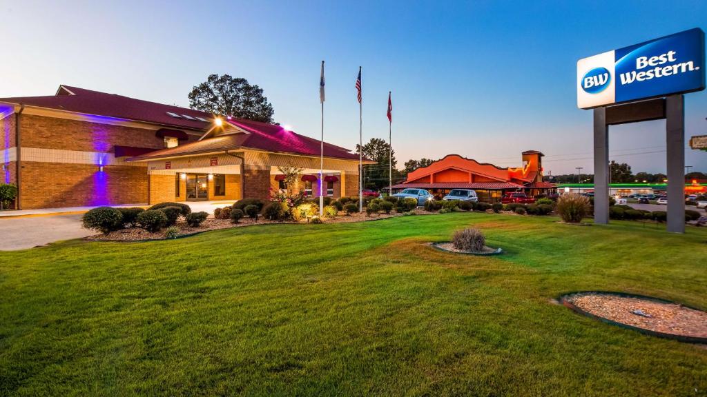 a hotel with a best western sign in a yard at Best Western Jacksonville Inn in Jacksonville