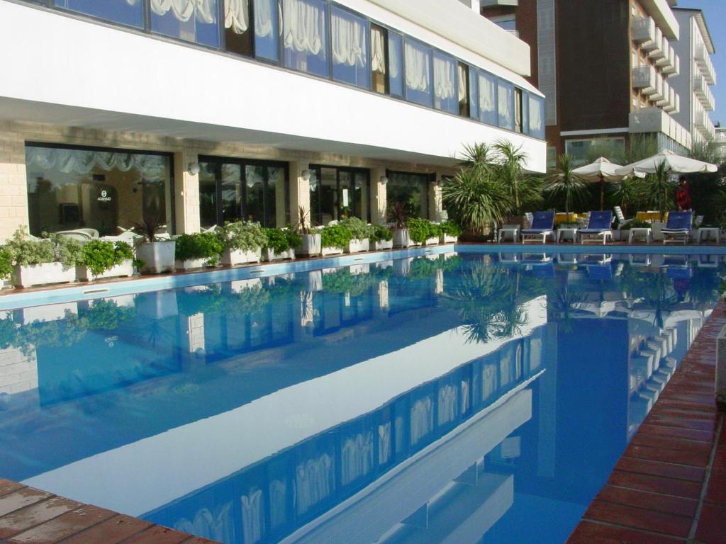 Bazén v ubytování Hotel Granada nebo v jeho okolí